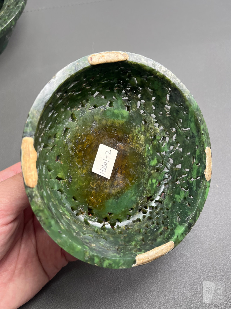 清乾隆  碧玉饕餮纹折沿熏炉（带木座） - 图12